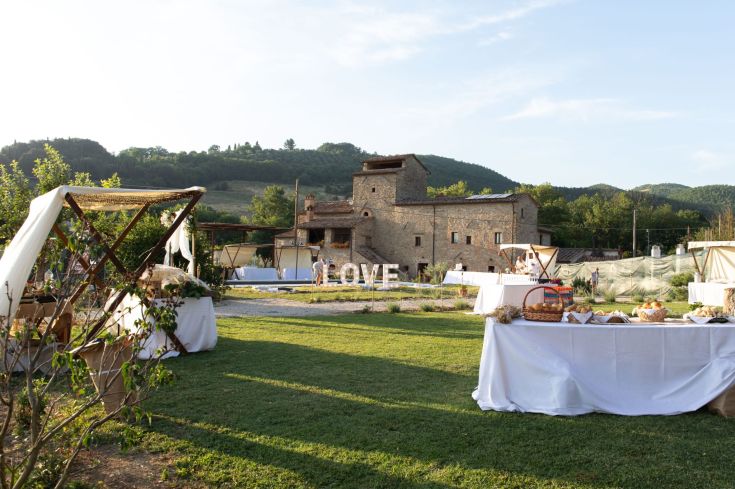 Location immersa nel verde, adatta per matrimoni ed eventi, con un'atmosfera tranquilla e riservata.