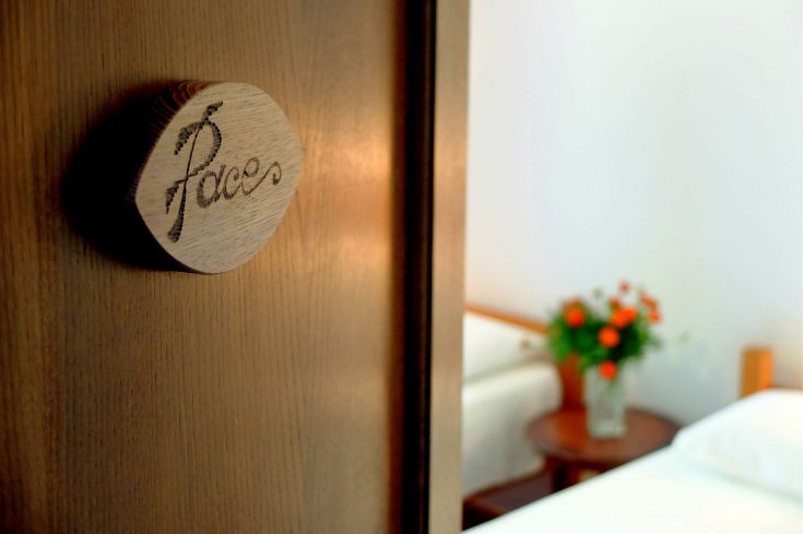 Dettaglio di una porta in legno con la scritta 