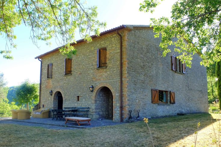 Tipica casa in pietra immersa nel verde, ideale per soggiorni tranquilli e momenti di creatività.