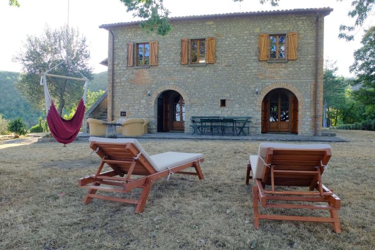 Una vista dell'agriturismo San Ventura, circondato dalla natura, luogo perfetto per un soggiorno tranquillo.