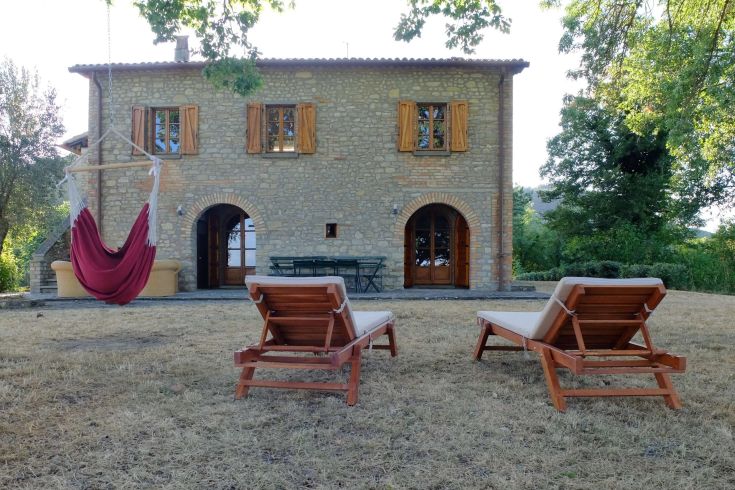 Casa in pietra con un giardino curato, attrezzato con amache. Un luogo tranquillo immerso nella natura.