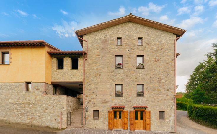 Scopri il Casale Serena, un edificio immerso nella vegetazione tipica dell'Umbria, ideale per momenti di tranquillità.