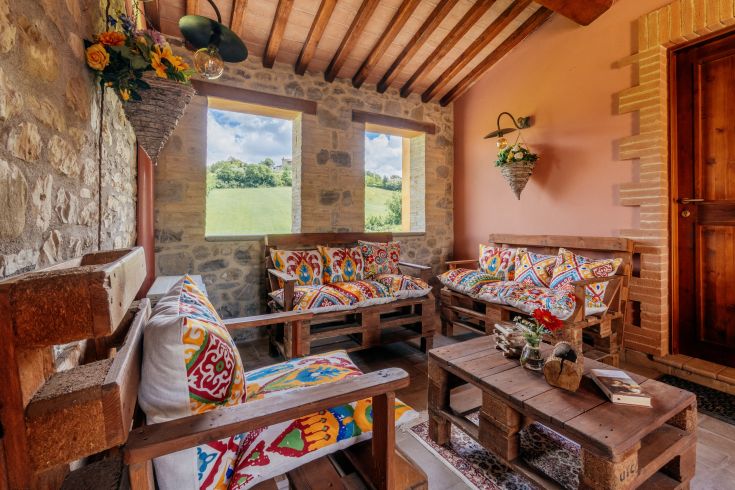 Ambiente sobrio e luminoso al Casale Serena, circondato da verdi colline umbre.