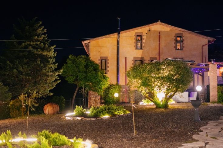 Esplora il Casale Serena, un accogliente complesso in mezzo alla natura umbra.