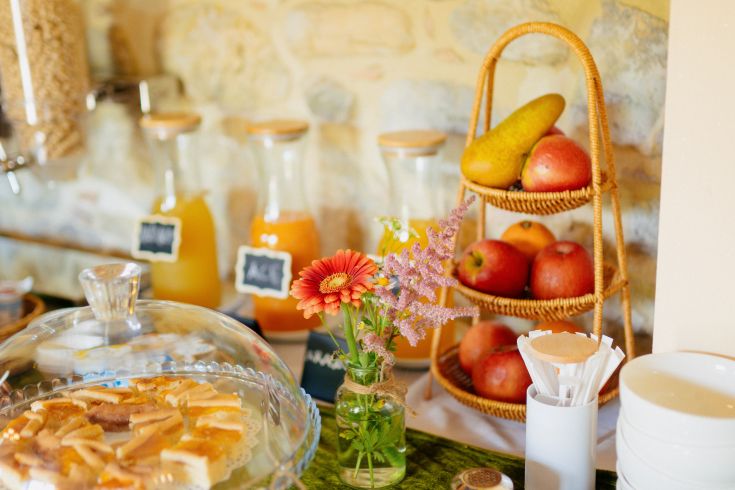 Una zona informale del palazzo, con frutta fresca, dolci e bevande disposti in modo semplice e funzionale.