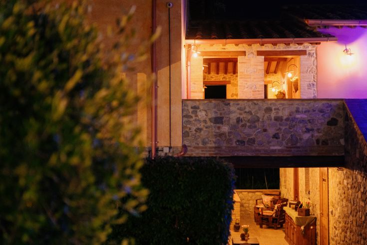 Un tranquillo angolo del Casale Serena, immerso nel verde della natura umbra e illuminato dalla luce calda del tramonto.