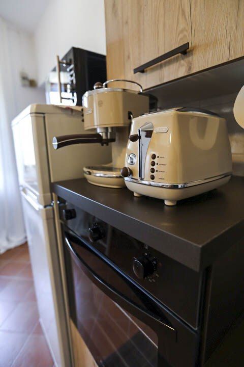 Moderne und funktionale Küche, komplett mit Geräten in einem Ferienhaus.