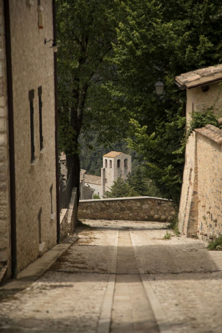 Szene eines mittelalterlichen Dorfes mit Kopfsteinpflasterstraßen und im Hintergrund sichtbaren Häusern.