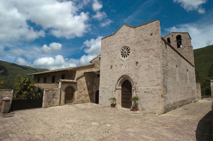 Mittelalterliches Gebäude in Vallo di Nera, umgeben von typischer umbrischer Natur.