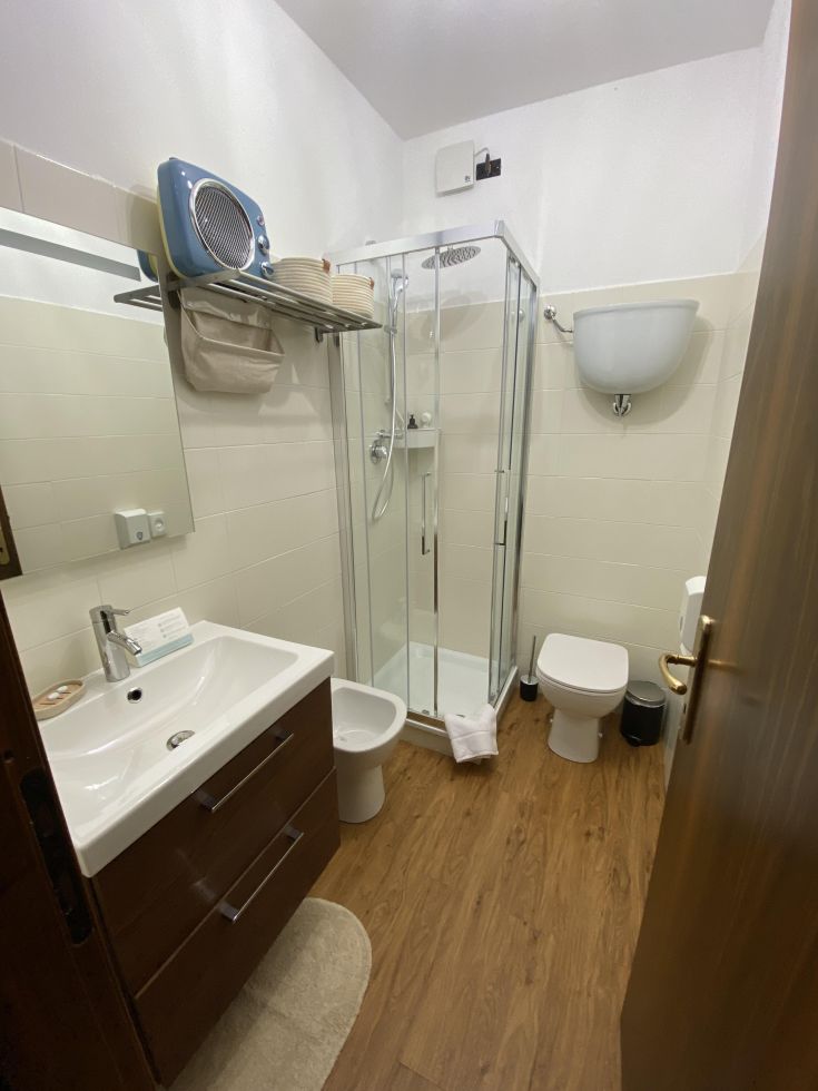 Helles und komfortables renoviertes Badezimmer, kürzlich mit einer praktischen Dusche und Möbeln ausgestattet.