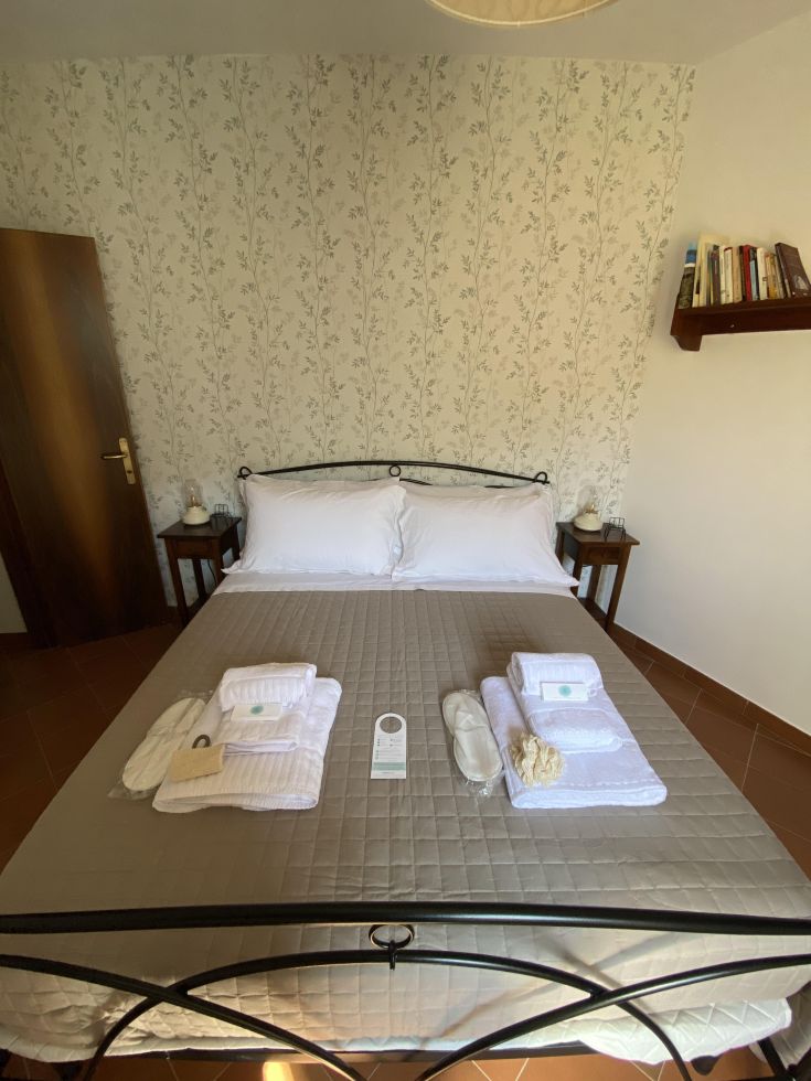 Einfaches Apartment mit gemütlichen Betten und gepflegten Details, in einem natürlichen Umfeld gelegen.