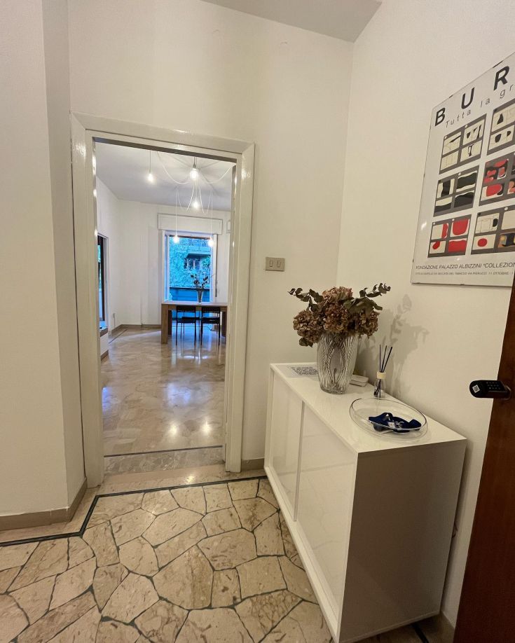 Bright and spacious entrance with a simple, welcoming floor, ideal for receiving guests.