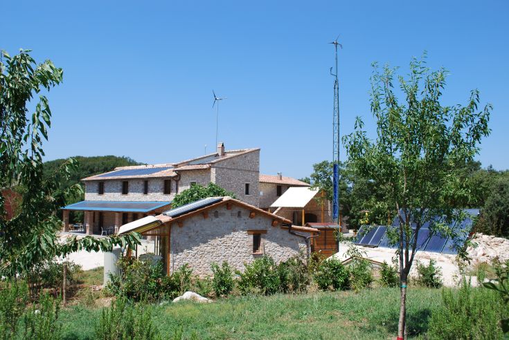 Bauernhaus in grünen Hügeln, das einen entspannenden Aufenthalt mit Fokus auf Natur und Umweltfreundlichkeit bietet.