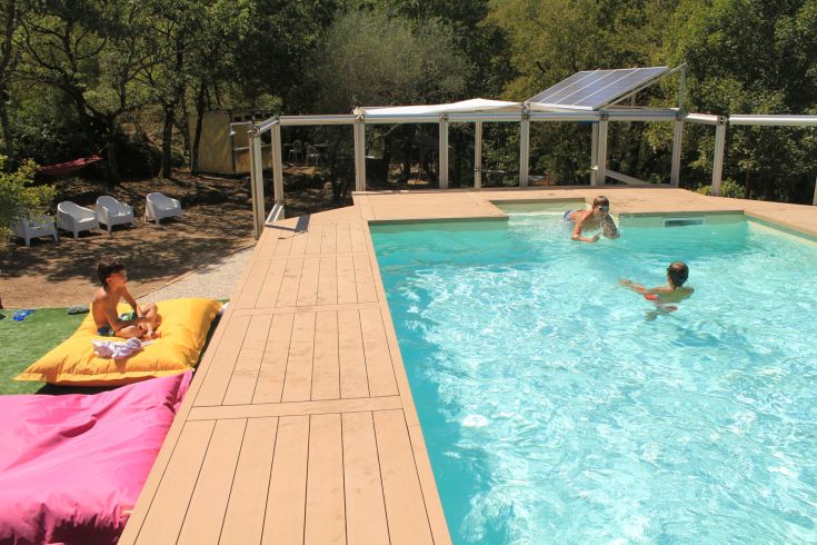 Ein von Natur umgebenes Schwimmbad, perfekt für Freizeitmomente im Sommer.