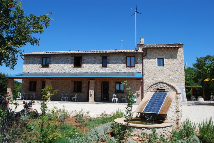Ein umweltfreundliches Agriturismo mit erneuerbaren Energiequellen in der ruhigen umbrischen Landschaft.