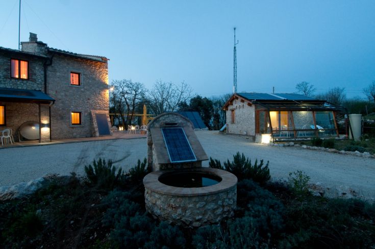 Ein nachhaltiger Bauernhof in den umbrischen Hügeln, gekennzeichnet durch einfache Strukturen und die Nutzung von Solarenergie.