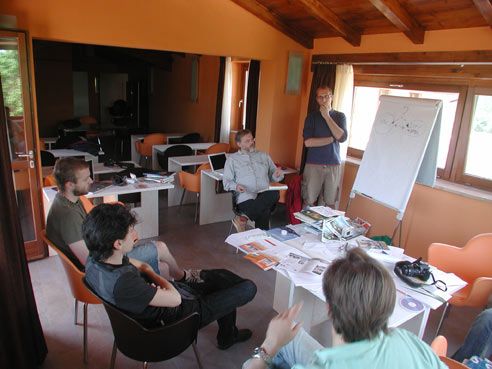 Ein Arbeitstreffen findet in einer geräumigen, gut beleuchteten Umgebung statt, die die Kommunikation fördert.