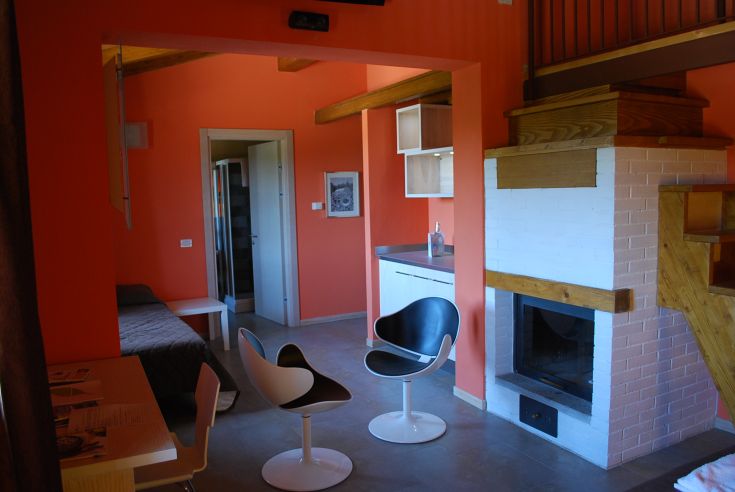 Einladende Umgebung mit bunten Möbeln und einfachen Details, ideal für entspannende Momente.