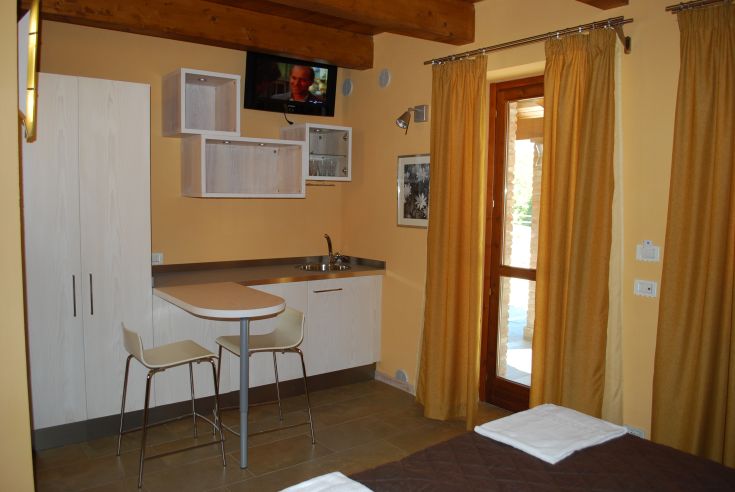 Einfache Zimmer mit Kochnische mit Blick auf eine ländliche Umgebung.