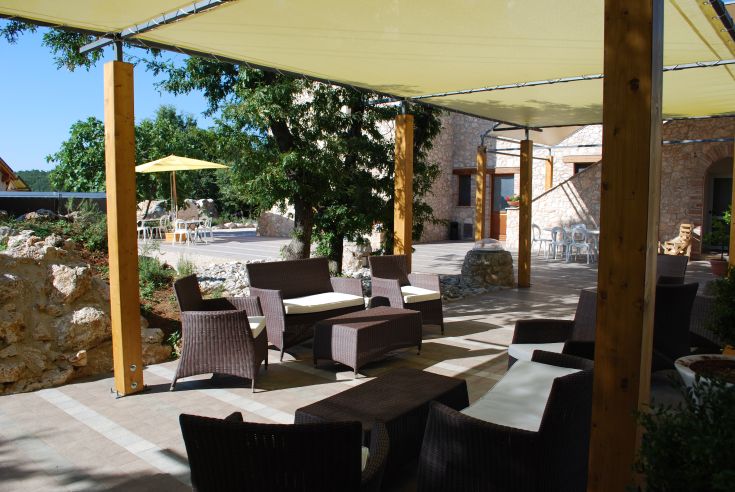 Außenbereich zum Entspannen mit Rattanmöbeln und Sonnenschirmen zum Schutz.