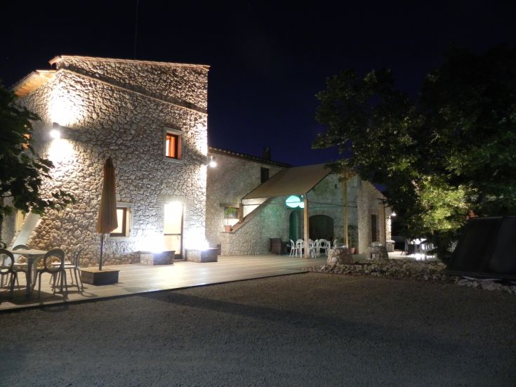 Ein Bauernhaus umgeben von grünen Flächen, ideal für einen ruhigen und umweltfreundlichen Aufenthalt.