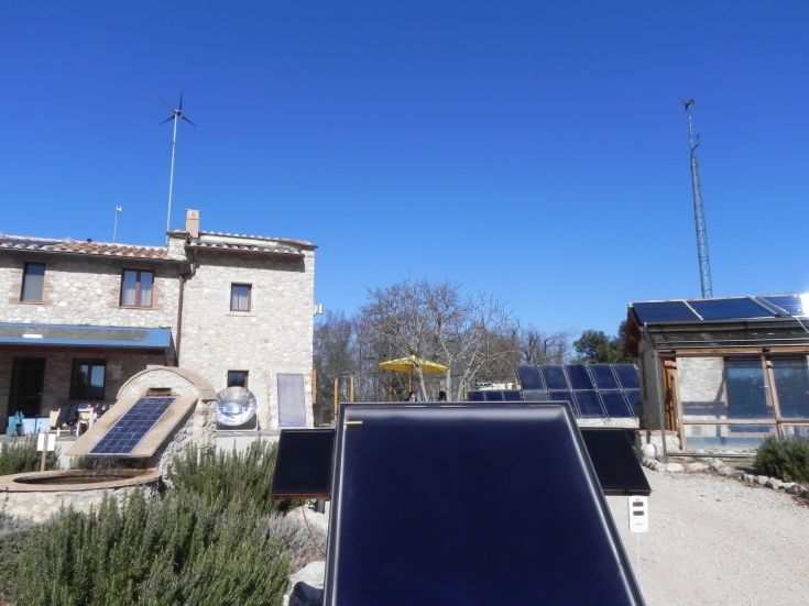 Ein umweltfreundlicher Agriturismo mit Solarpanelen, eingebettet in eine ruhige Landschaft.