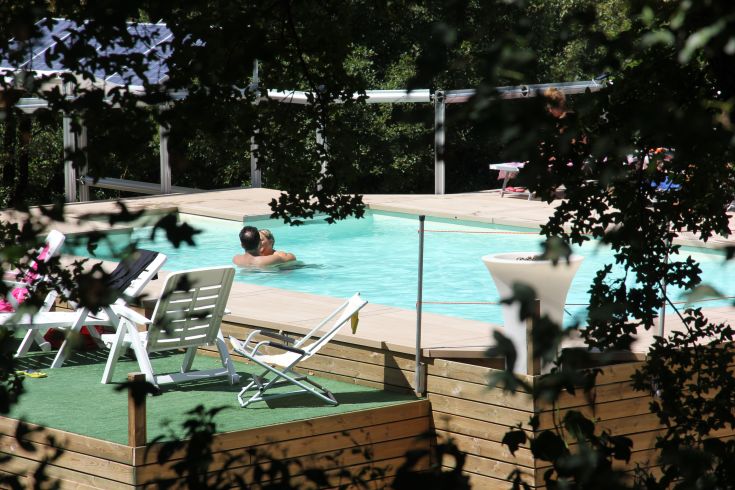 Entspannungsmomente am Pool, umgeben von Natur in einer ruhigen Atmosphäre.