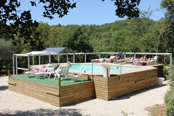 Ein Pool, umgeben von Grünflächen, ideal für Entspannung und Spaß im Freien.