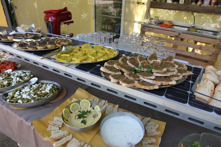 Eine Auswahl an frischen Vorspeisen, die auf einem Bauernhof serviert werden, mit lokalen Spezialitäten und frischen Zutaten.