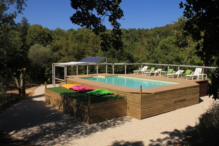 Ein natürlicher Pool, umgeben von Bäumen und Pflanzen, perfekt für einen Moment der Ruhe in der Natur.