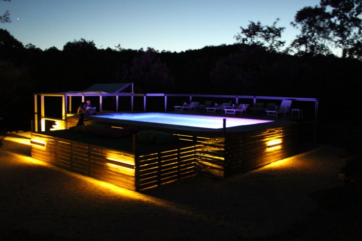 Beleuchteter Pool in einer ruhigen Umgebung, perfekt für entspannende Momente.