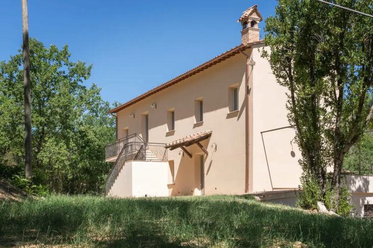 La Tenuta Sosselva est située dans un cadre naturel, caractérisée par des fermes rustiques et des oliveraies luxuriantes.