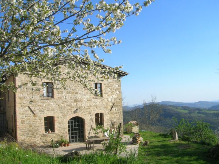 Agriturismo biologico situato nella campagna umbra, perfetto per scoprire tradizioni locali e ammirare i paesaggi circostanti.