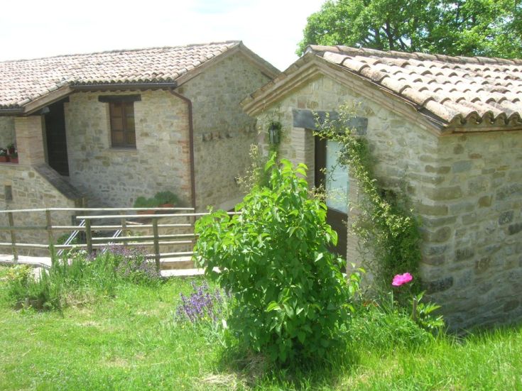 Agriturismo situato in un ambiente naturale, con edifici in pietra adatti per una parentesi di relax.