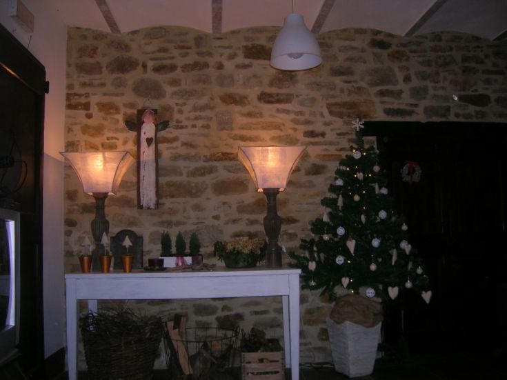 Ambiente festivo con alberi addobbati e luci calde in un soggiorno confortevole.