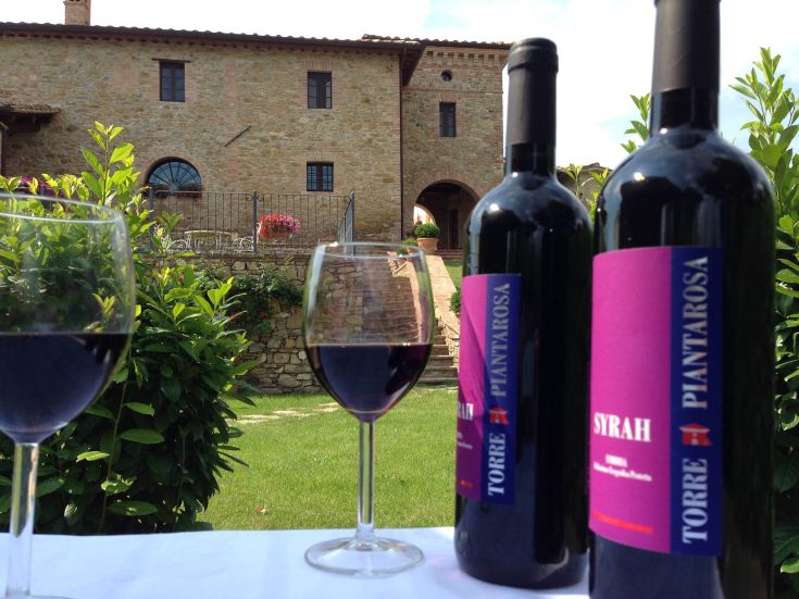 A welcoming setting with red wines, served in a rustic building typical of the Umbrian countryside.