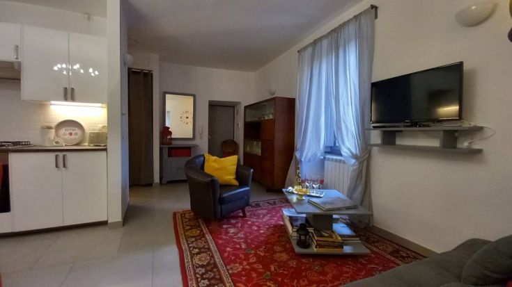 Soggiorno confortevole con cucina funzionale e spazio relax. Perfetto per una breve permanenza in città.