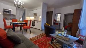 Soggiorno di una casa vacanza con cucina attrezzata e arredi semplici. Luogo adatto per momenti di relax.