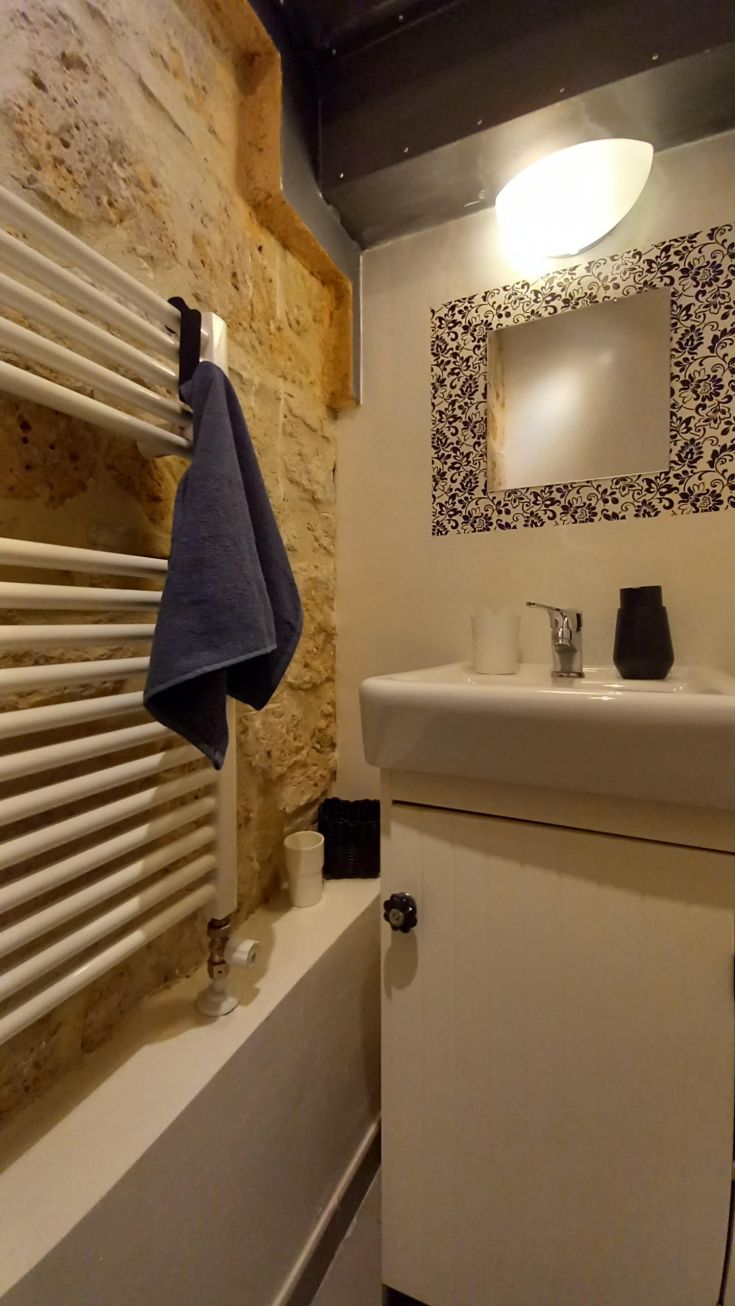 Un bagno semplice con piastrelle, dotato di riscaldamento, adatto per un soggiorno piacevole.