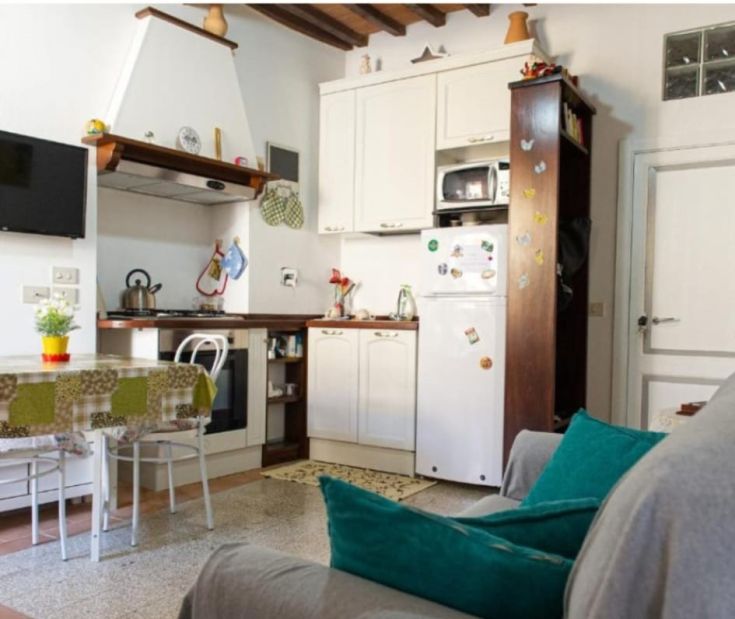 Einfache und funktionale Küche in einem Ferienhaus, mit hellen Räumen und moderner Küchentechnik.