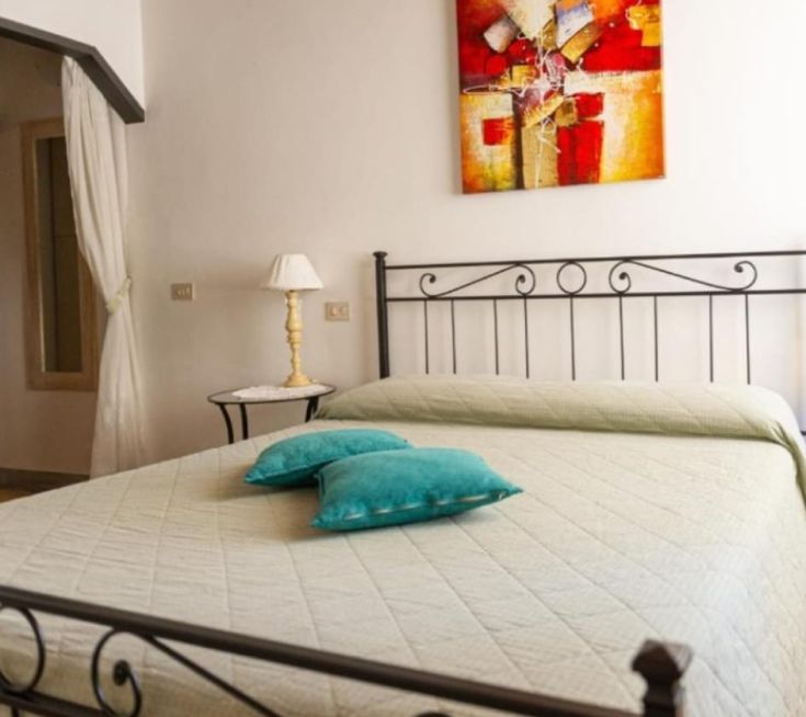 Gemütliches Schlafzimmer mit hellgrünen Tönen und einfacher Dekoration. Ein ruhiger Raum zum Entspannen.