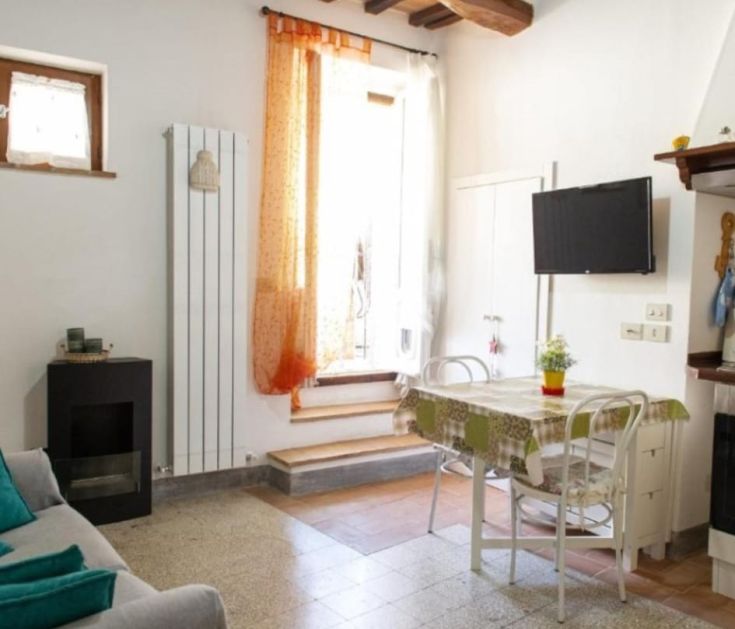 Elegante Wohnung mit Wohnzimmer, komplett ausgestatteter Küche und Blick über Mugnano.