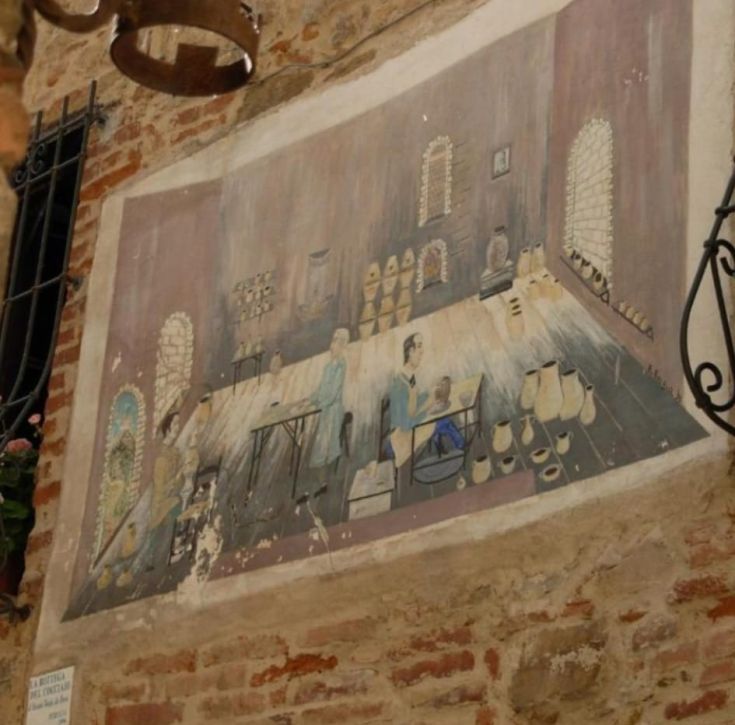 Ein Wandgemälde, das verschiedene Aspekte des Alltags von Handwerkern in einem traditionellen Umfeld zeigt.