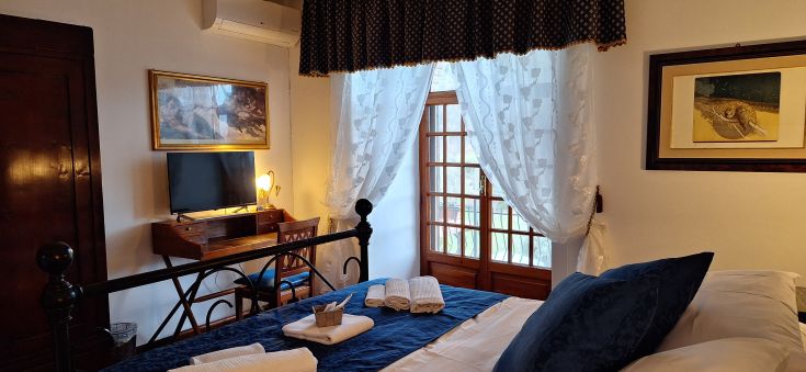 Stanza semplice con assenza di elementi decorativi, adatta per brevi soggiorni nella regione.