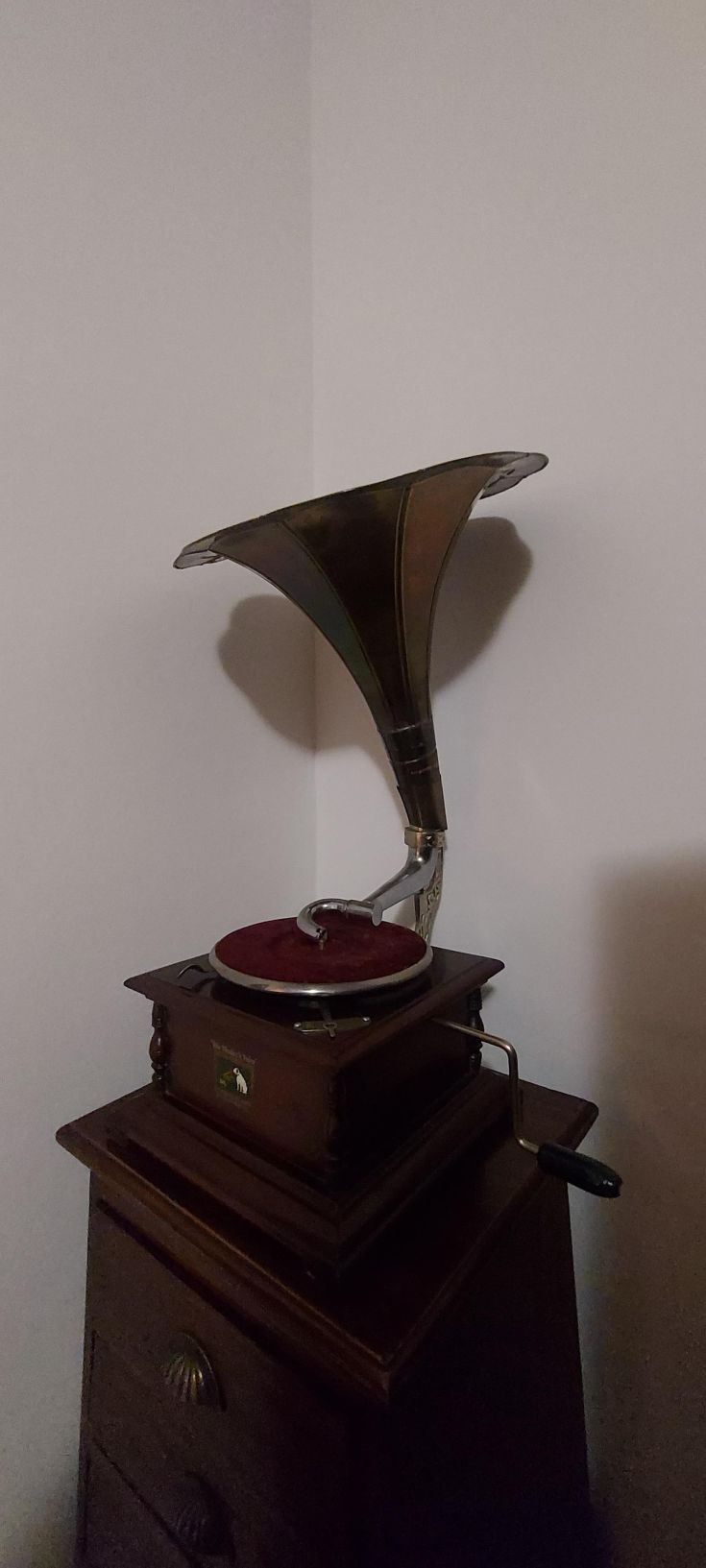Un grammofono antico, con un design raffinato, rappresenta un simbolo di nostalgia per la musica di un tempo.