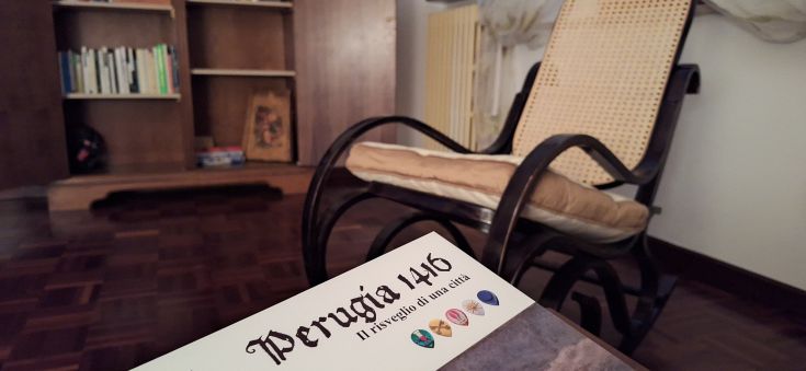 Una sedia a dondolo e un libro su Perugia, in un ambiente sereno e rilassato.