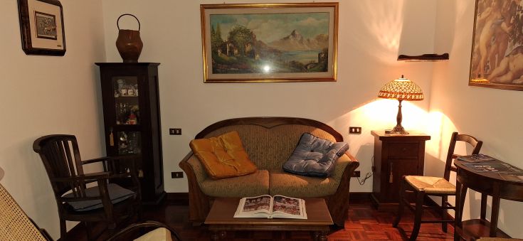 Un soggiorno caratterizzato da arredi classici e un'atmosfera calda e confortevole.