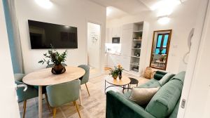 Heller Wohnraum mit Essbereich und Küche, eingerichtet mit modernen und funktionalen Elementen.