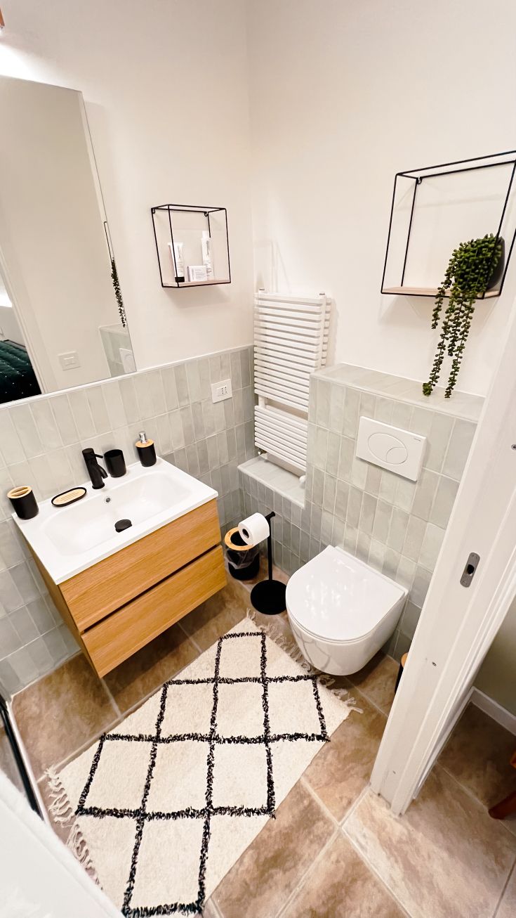 Ein modernes Bad in hellen Tönen, mit einem Holzwaschbecken und praktischen Details.