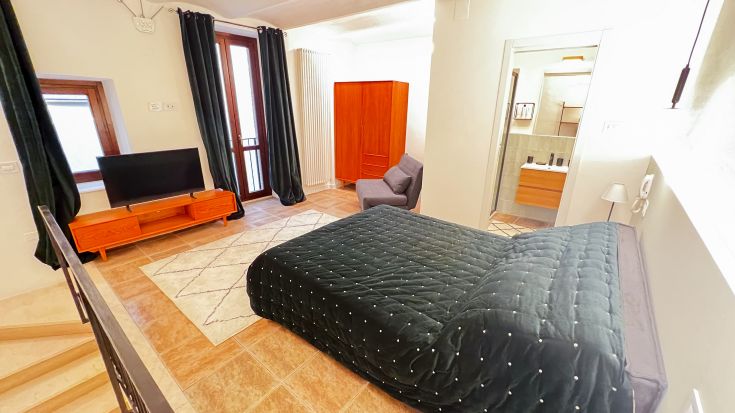 Einfaches und komfortables Zimmer mit TV, eigenem Bad und kostenfreiem WLAN, ideal für einen entspannten Aufenthalt.